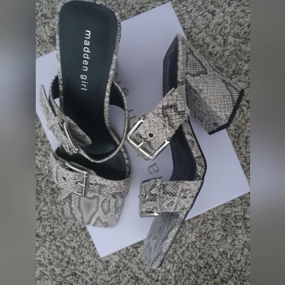 Women Shoes - Picture 2 of 2